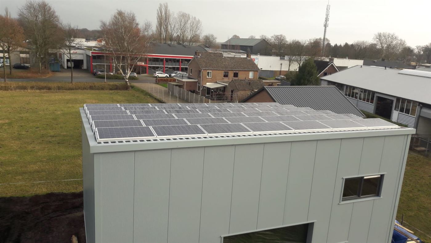 Bedrijfshal met zonnepanelen